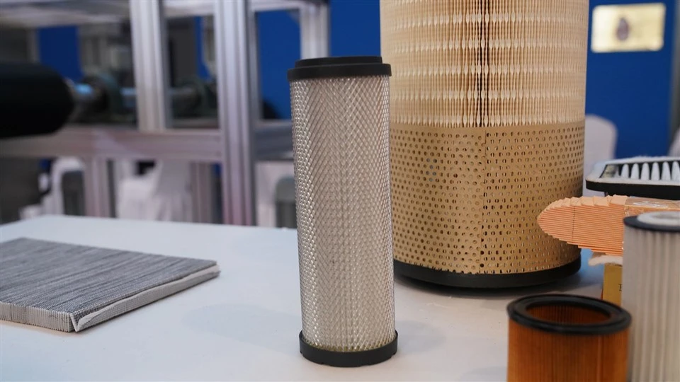Engine Air Filter P185069 P527682 RS3518 AF25139M C341300 For Heavy Duty Truck